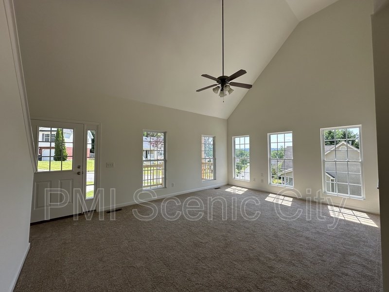 Spacious 5bd/3.5bth with extra Kitchen property image