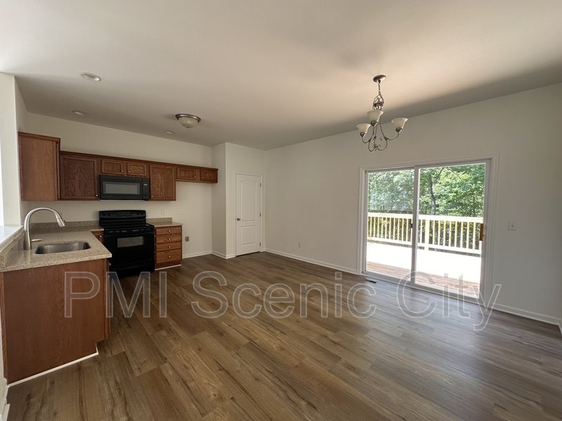 Spacious 5bd/3.5bth with extra Kitchen property image