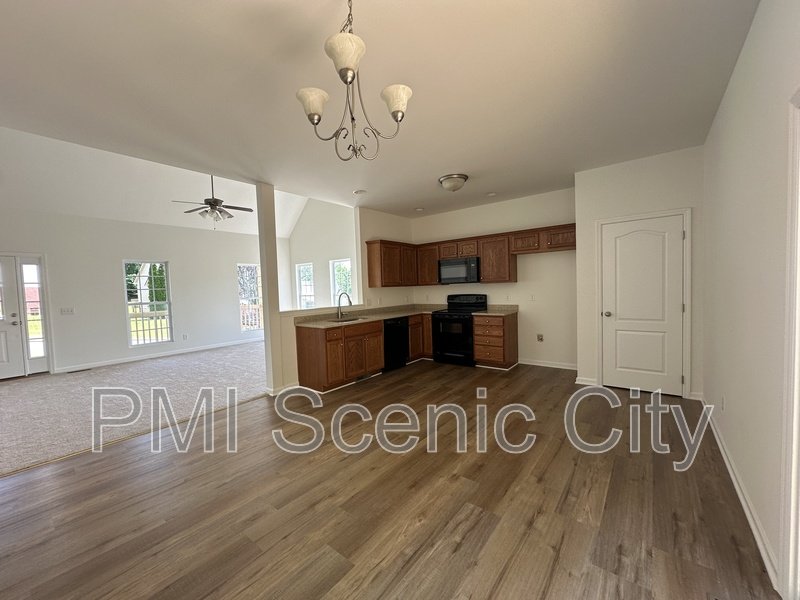 Spacious 5bd/3.5bth with extra Kitchen property image