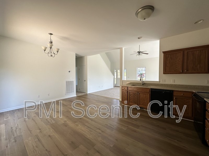 Spacious 5bd/3.5bth with extra Kitchen property image