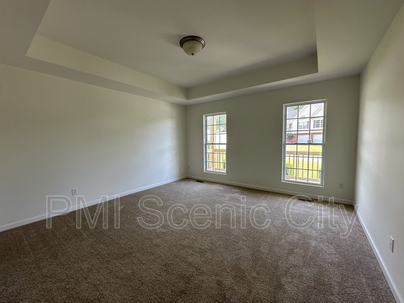 Spacious 5bd/3.5bth with extra Kitchen property image