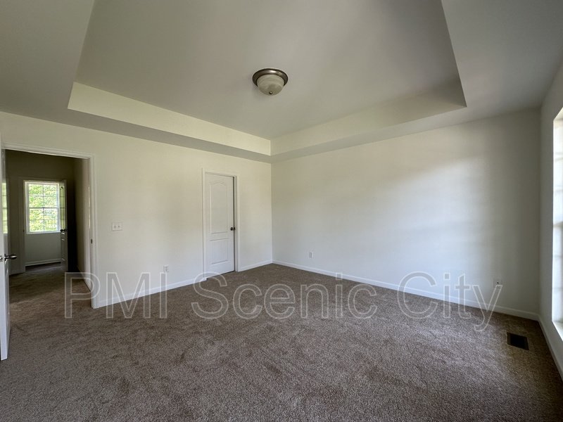 Spacious 5bd/3.5bth with extra Kitchen property image