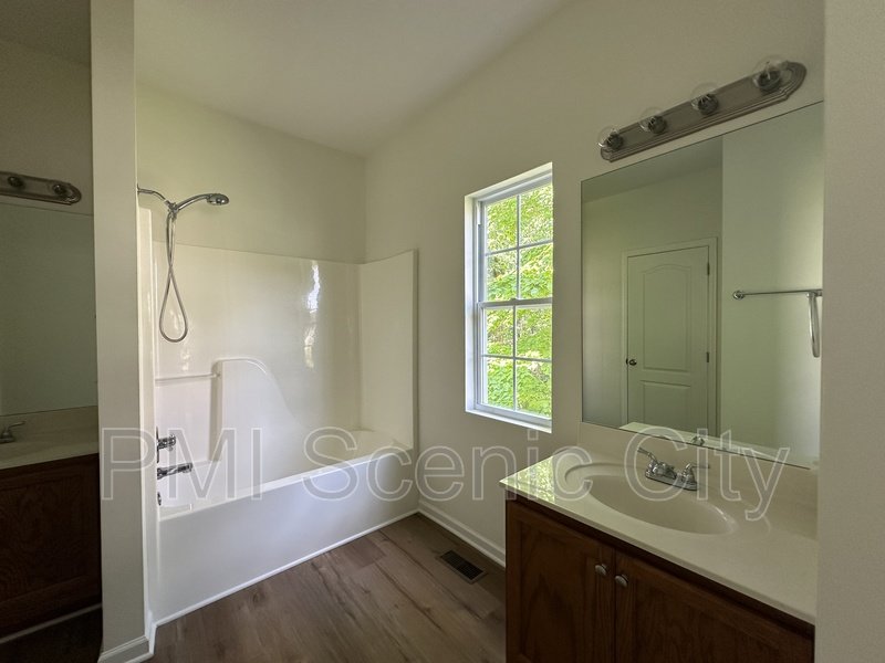 Spacious 5bd/3.5bth with extra Kitchen property image