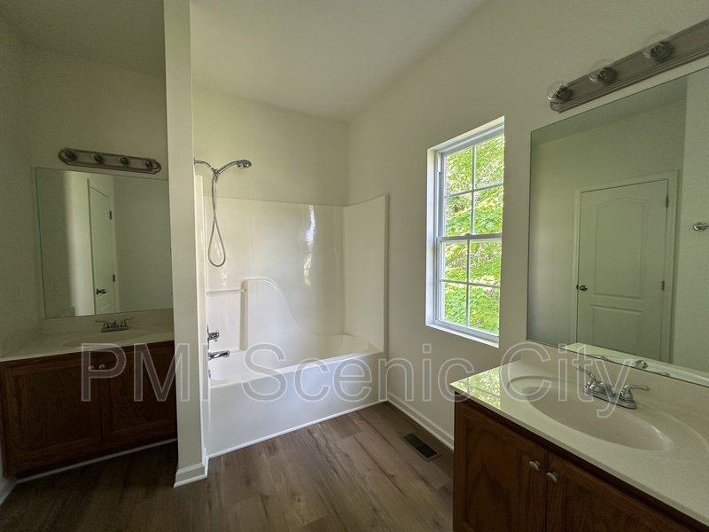 Spacious 5bd/3.5bth with extra Kitchen property image