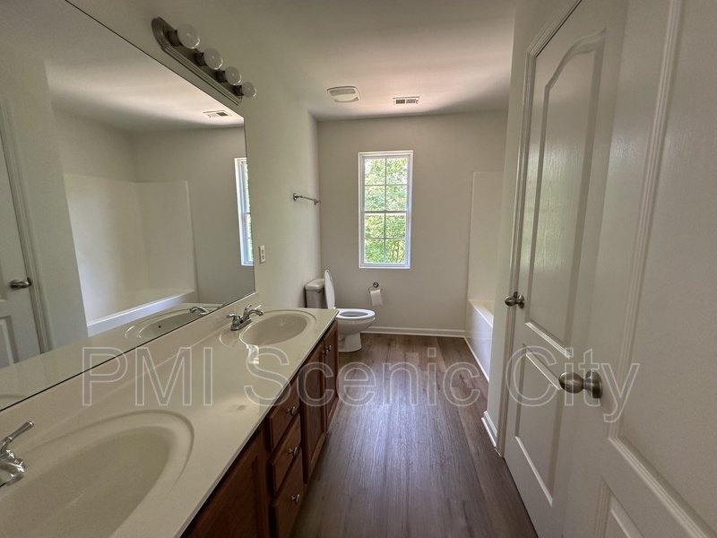 Spacious 5bd/3.5bth with extra Kitchen property image