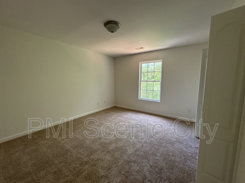 Spacious 5bd/3.5bth with extra Kitchen property image