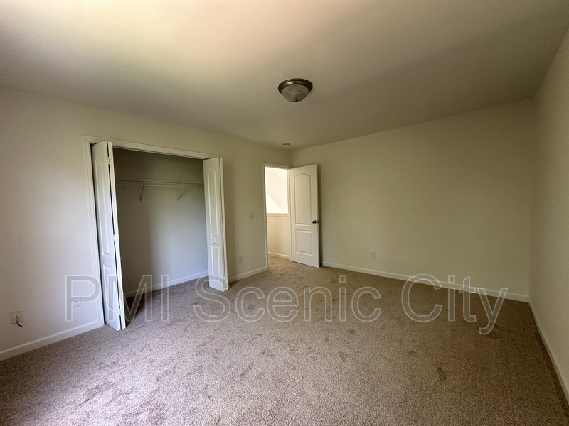 Spacious 5bd/3.5bth with extra Kitchen property image