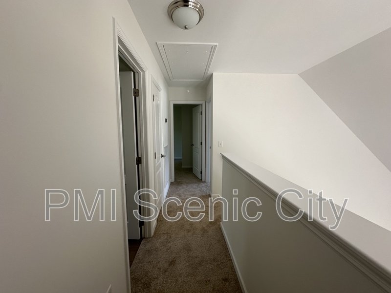 Spacious 5bd/3.5bth with extra Kitchen property image