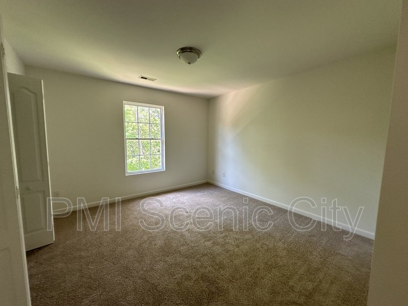 Spacious 5bd/3.5bth with extra Kitchen property image