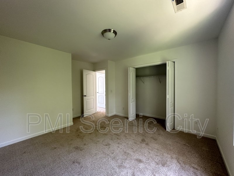 Spacious 5bd/3.5bth with extra Kitchen property image