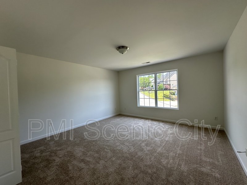 Spacious 5bd/3.5bth with extra Kitchen property image