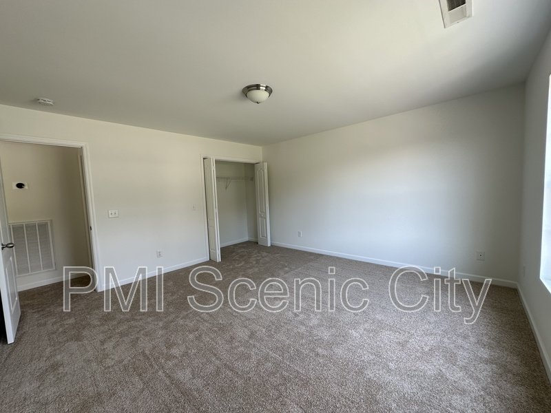 Spacious 5bd/3.5bth with extra Kitchen property image