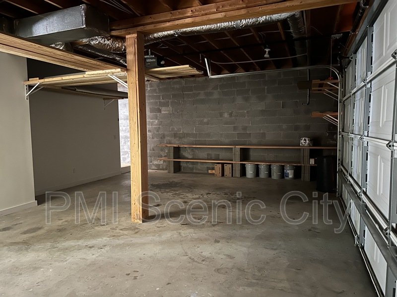 Spacious 5bd/3.5bth with extra Kitchen property image