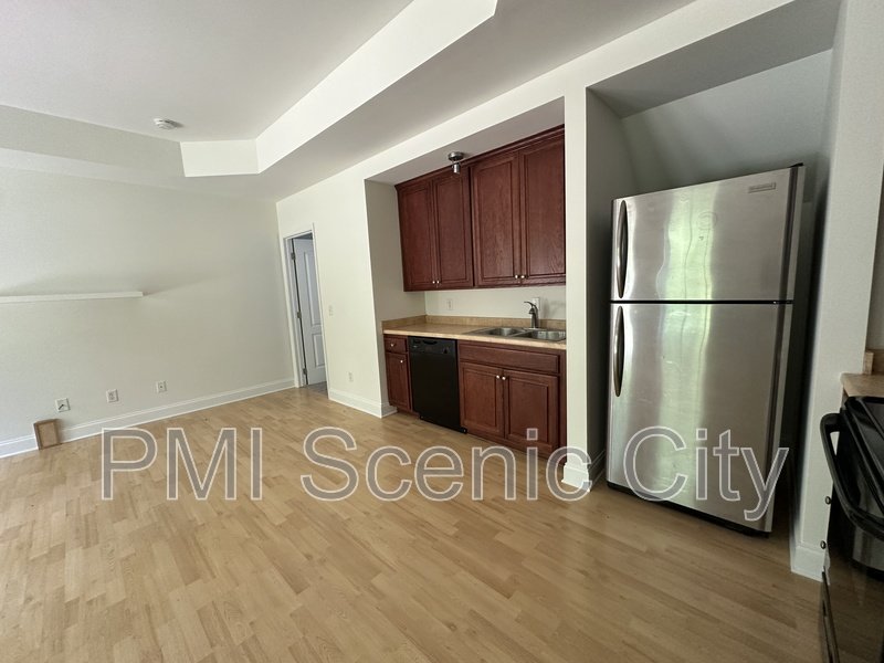 Spacious 5bd/3.5bth with extra Kitchen property image