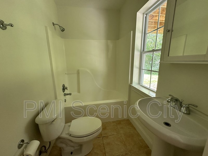 Spacious 5bd/3.5bth with extra Kitchen property image