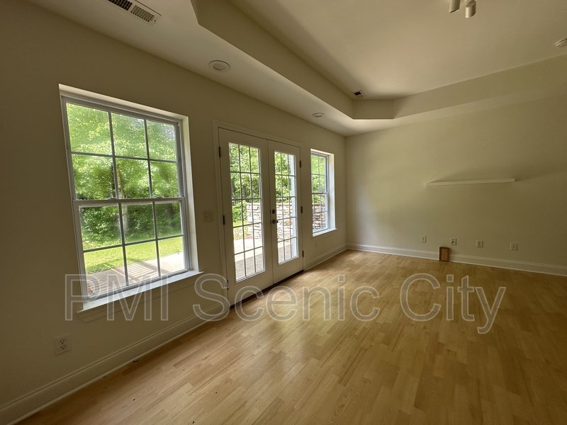 Spacious 5bd/3.5bth with extra Kitchen property image