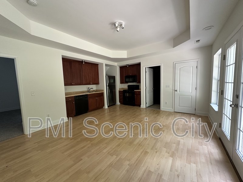 Spacious 5bd/3.5bth with extra Kitchen property image