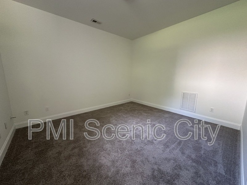 Spacious 5bd/3.5bth with extra Kitchen property image