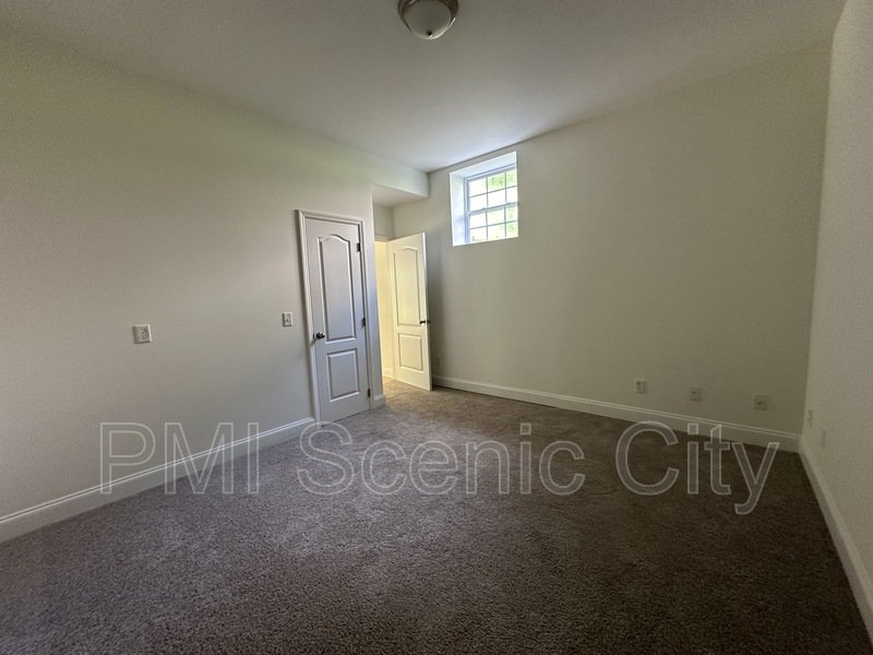 Spacious 5bd/3.5bth with extra Kitchen property image