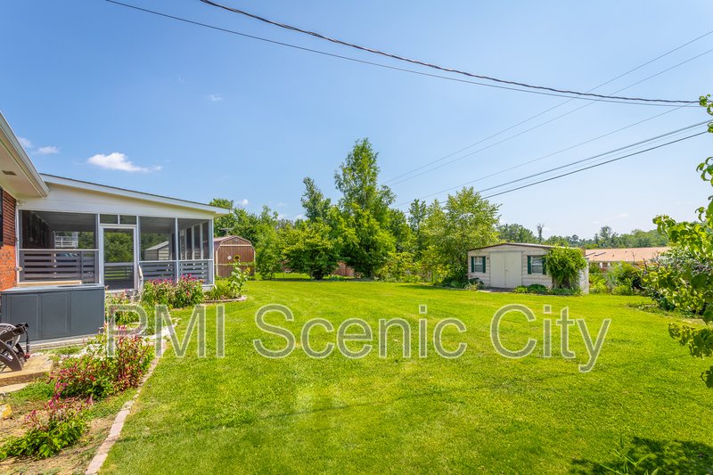 8140 Holly Crest Dr property image