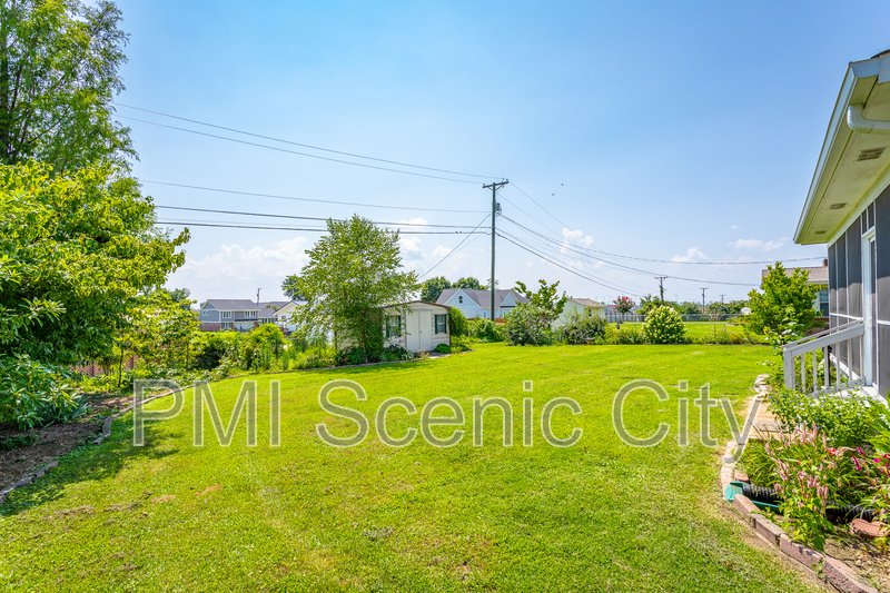 8140 Holly Crest Dr property image