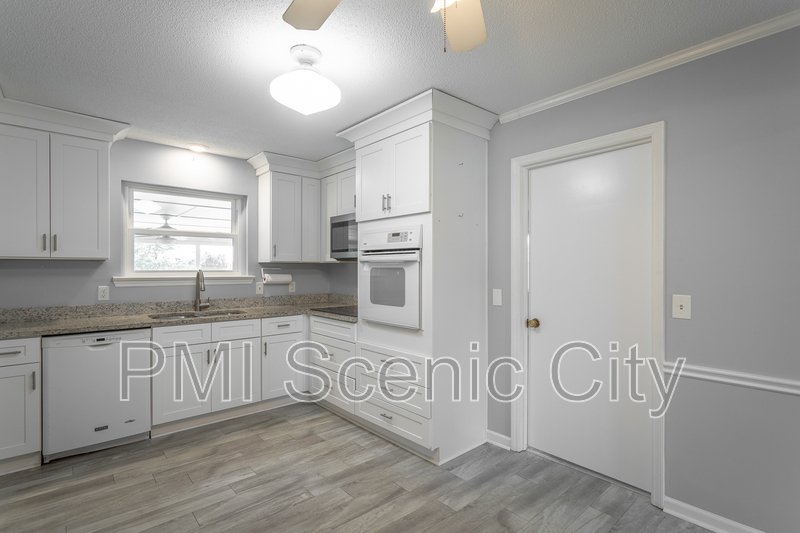 8140 Holly Crest Dr property image