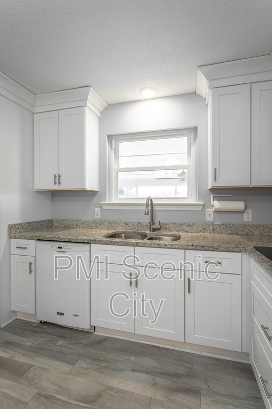 8140 Holly Crest Dr property image