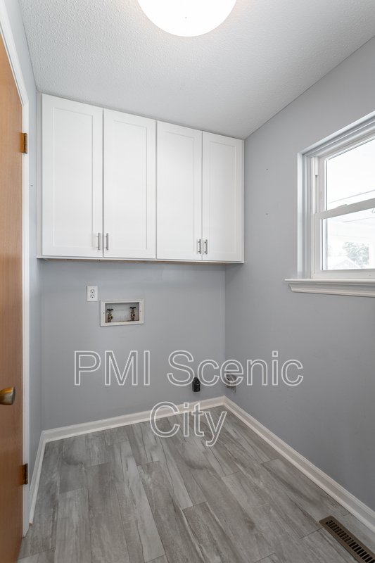 8140 Holly Crest Dr property image