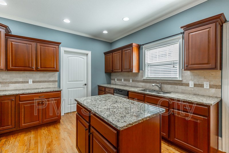 8802 Mckenzie Farm Dr property image