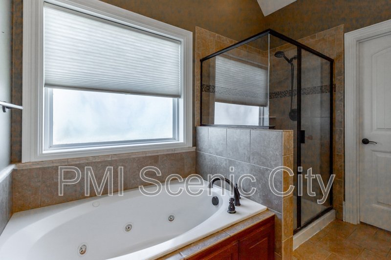 8802 Mckenzie Farm Dr property image