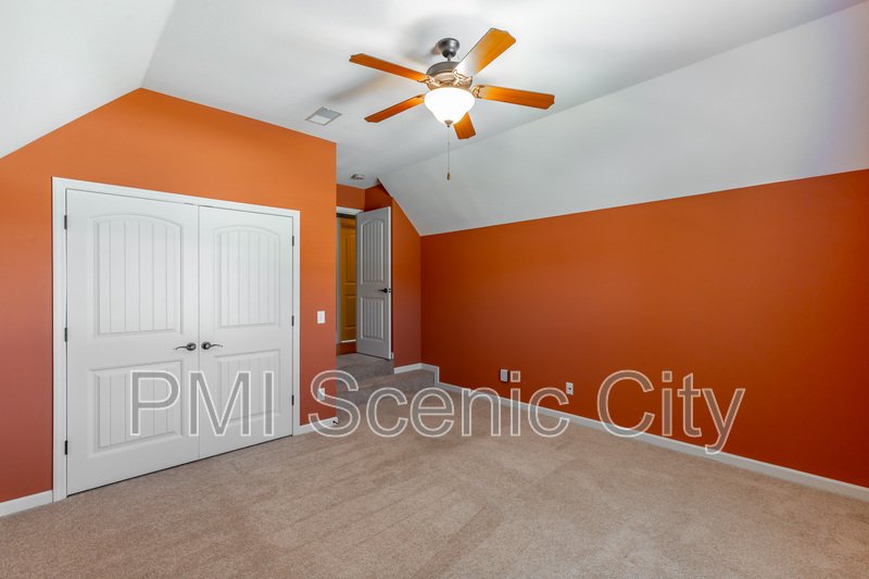 8802 Mckenzie Farm Dr property image