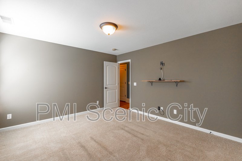 8802 Mckenzie Farm Dr property image