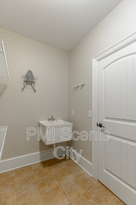 8802 Mckenzie Farm Dr property image