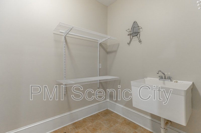 8802 Mckenzie Farm Dr property image