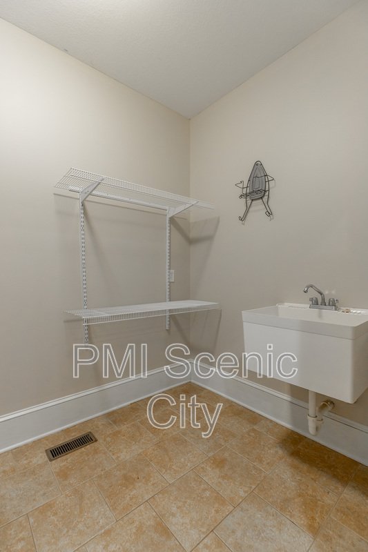 8802 Mckenzie Farm Dr property image