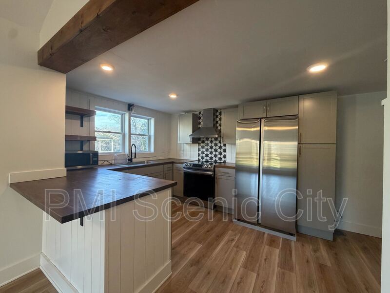 North Shore 2bd/1Bth available immediately. property image