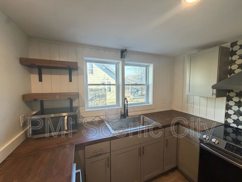 North Shore 2bd/1Bth available immediately. property image