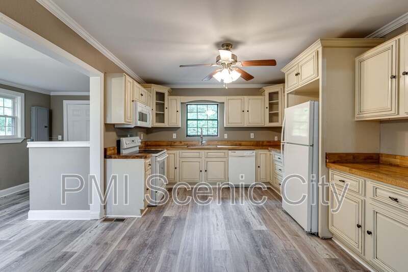 Charming Fully Remodeled 3BR Home Near Hwy 58 ? Move-In Ready! property image