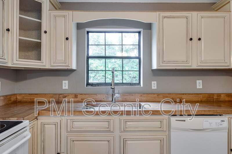Charming Fully Remodeled 3BR Home Near Hwy 58 ? Move-In Ready! property image