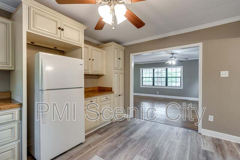 Charming Fully Remodeled 3BR Home Near Hwy 58 ? Move-In Ready! property image