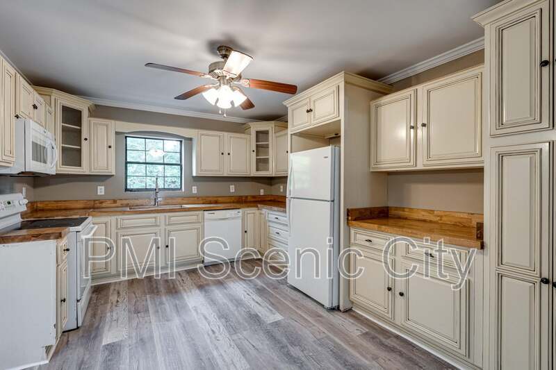 Charming Fully Remodeled 3BR Home Near Hwy 58 ? Move-In Ready! property image