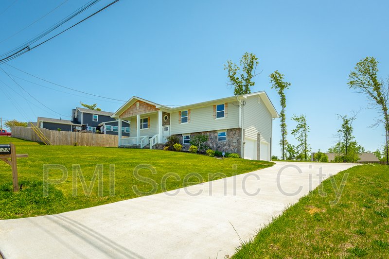 3 bedroom, 2 bath, split/Trilevel property image