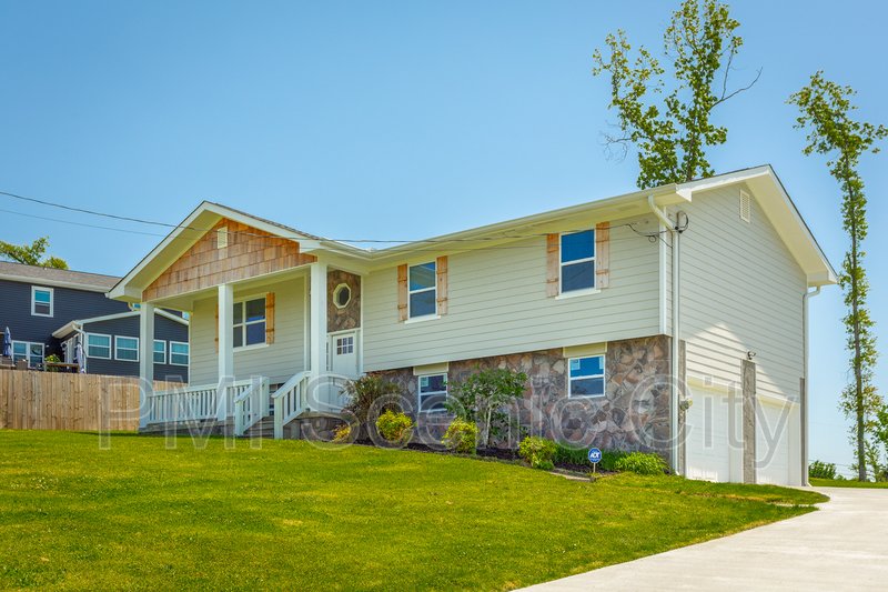 3 bedroom, 2 bath, split/Trilevel property image