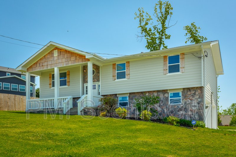 3 bedroom, 2 bath, split/Trilevel property image