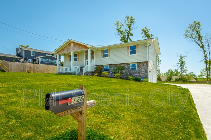 3 bedroom, 2 bath, split/Trilevel property image