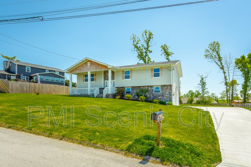 3 bedroom, 2 bath, split/Trilevel property image