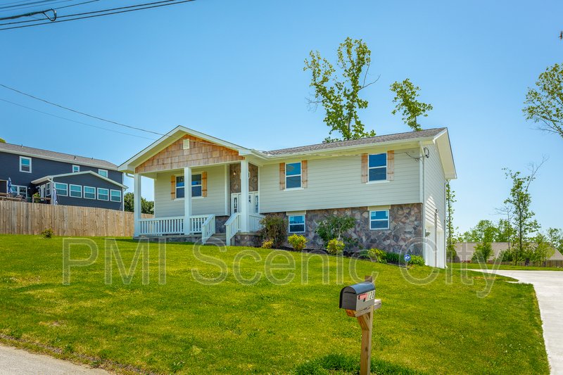 3 bedroom, 2 bath, split/Trilevel property image