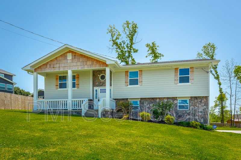 3 bedroom, 2 bath, split/Trilevel property image