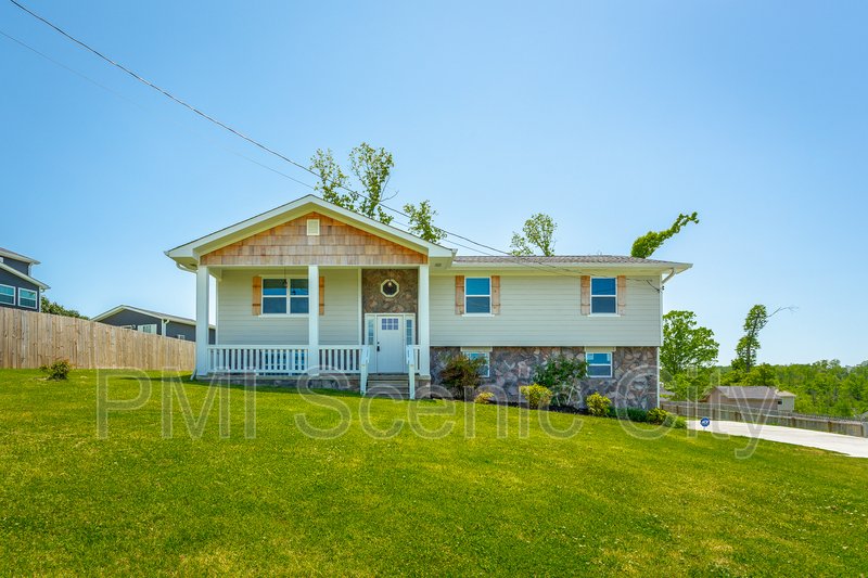 3 bedroom, 2 bath, split/Trilevel property image