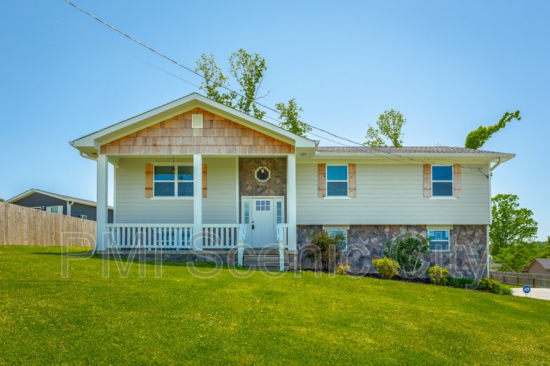 3 bedroom, 2 bath, split/Trilevel property image